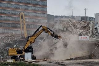 Trosky budovy 34 ve Zlíně se zřítily, zbylo 140 tisíc tun suti - Novinky